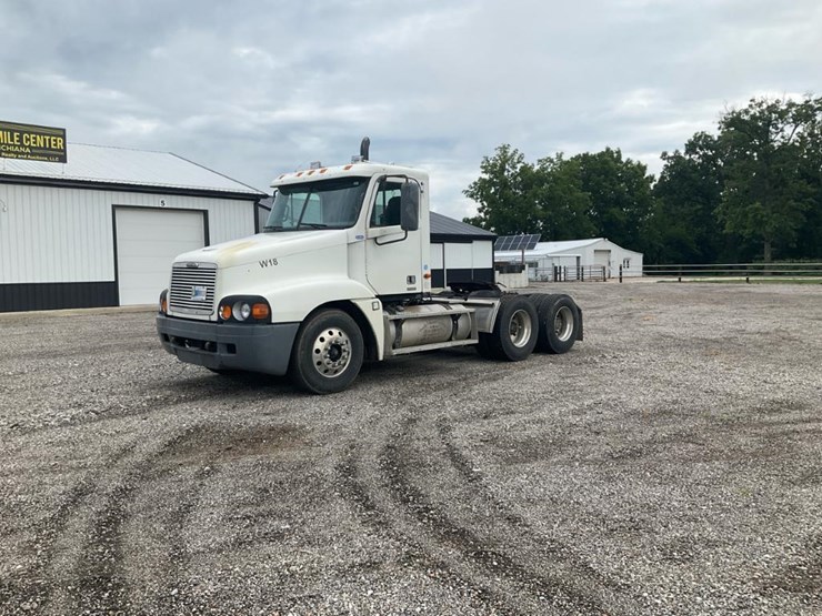 2000-freightliner-flc120-image-1
