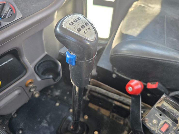 2014-peterbilt-365-image-89