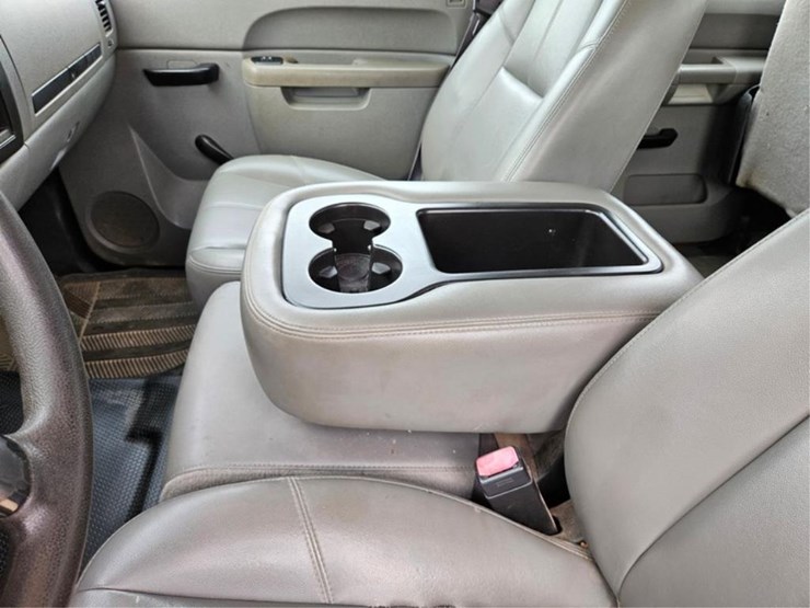 2013-chevrolet-3500hd-image-26