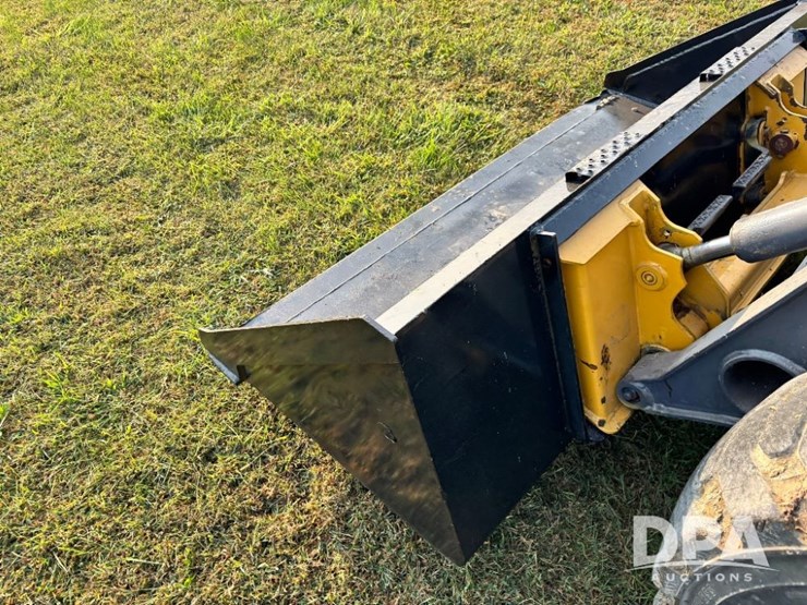 2010-deere-318d-image-18