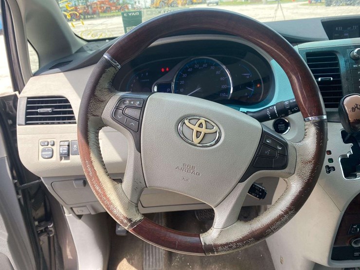 2011-toyota-sienna-image-13