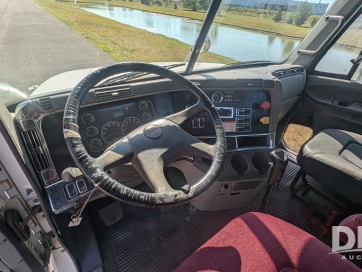 2003-freightliner-fld120-image-19