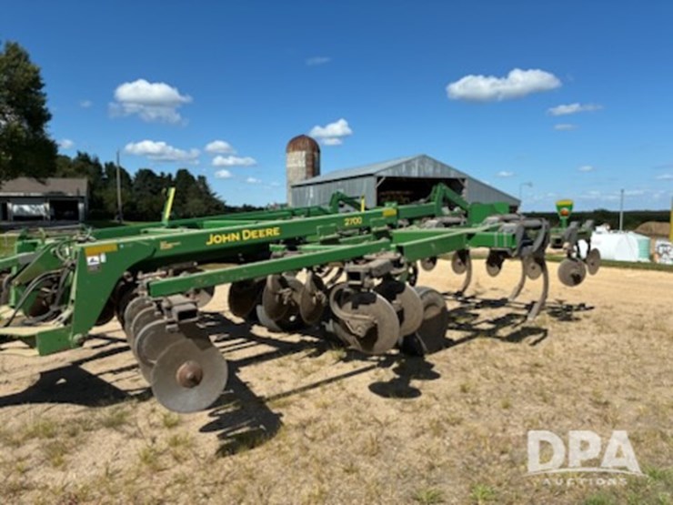 john-deere-2700-image-3