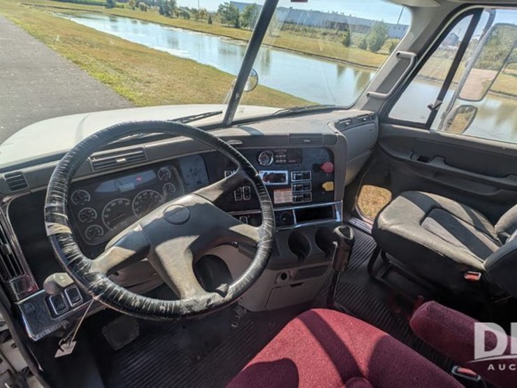 2003-freightliner-fld120-image-20