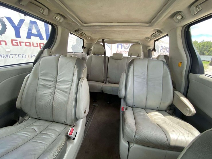 2011-toyota-sienna-image-22