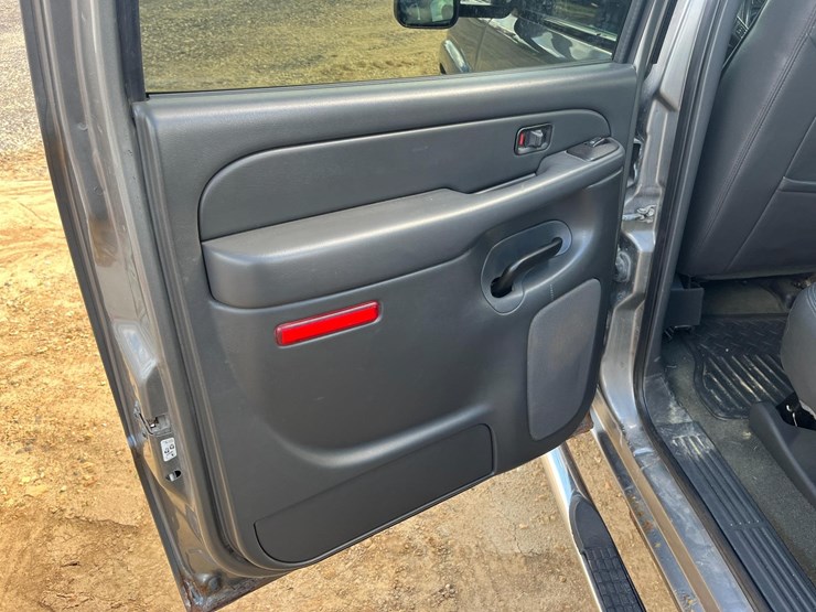 2005-chevrolet-silverado-2500-image-25
