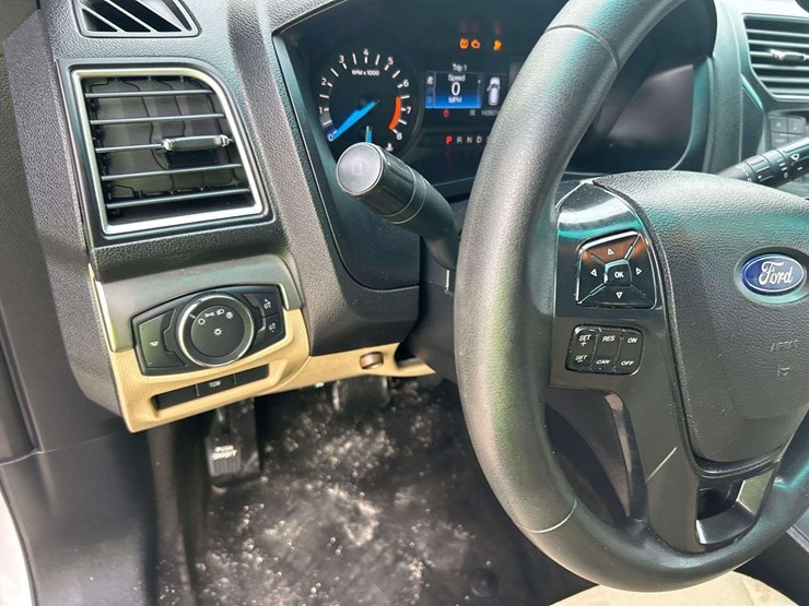 2016-ford-explorer-image-13