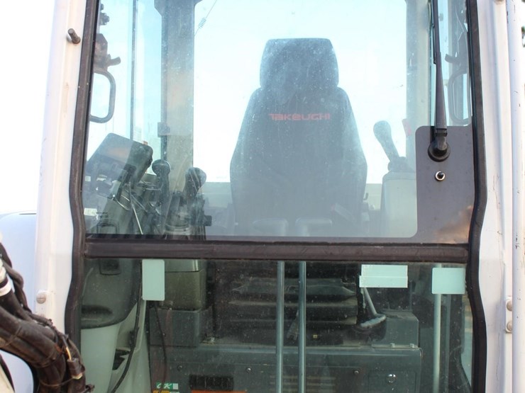 2022-takeuchi-tb260-image-7