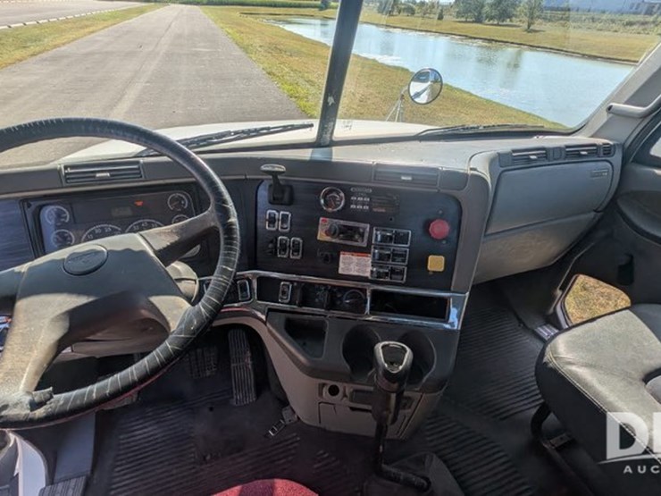2003-freightliner-fld120-image-21