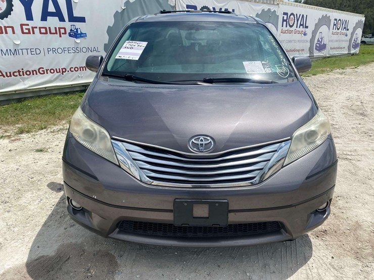 2011-toyota-sienna-image-33