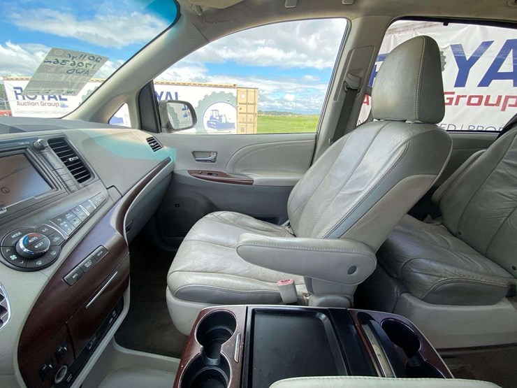 2011-toyota-sienna-image-21