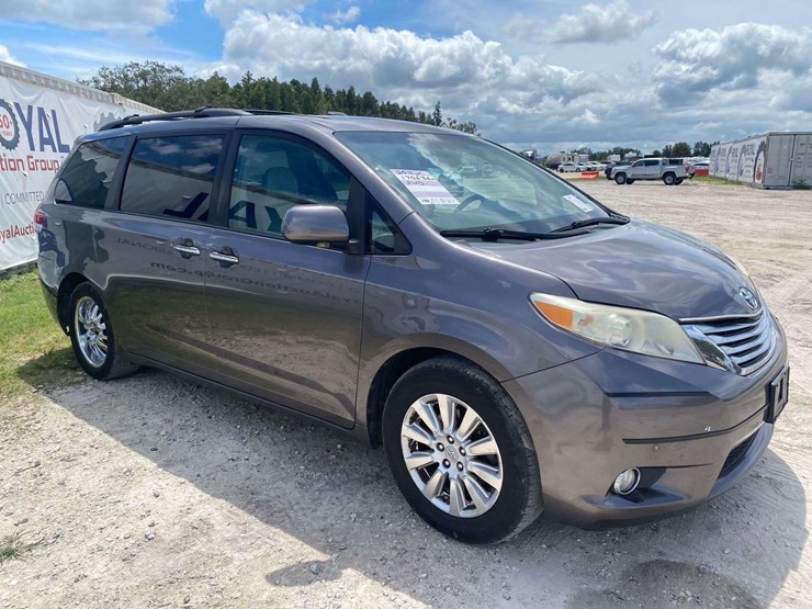 2011-toyota-sienna-image-2