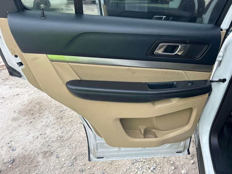 2016-ford-explorer-image-18