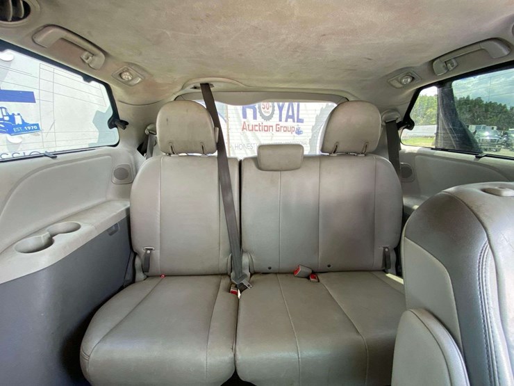 2011-toyota-sienna-image-25