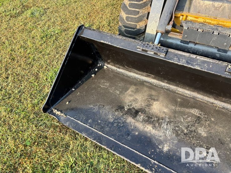 2010-deere-318d-image-15