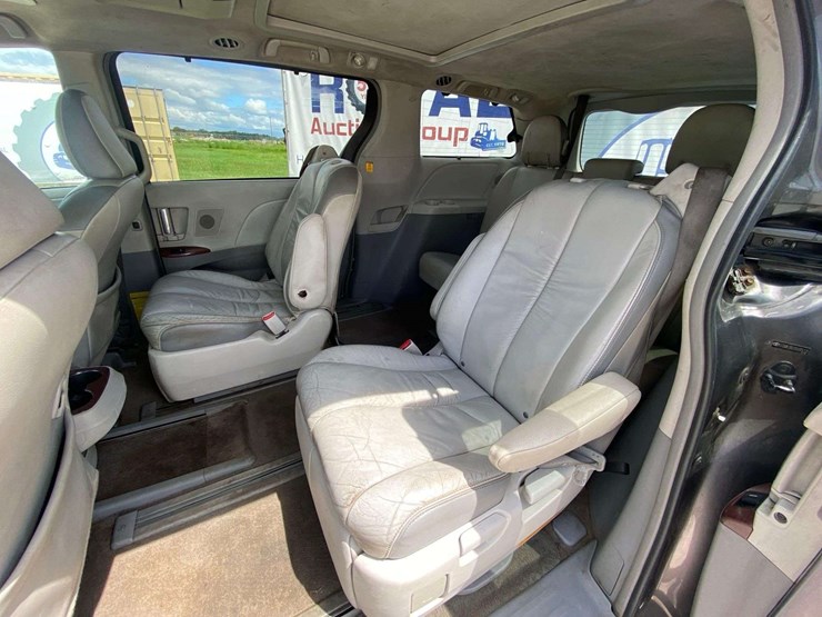 2011-toyota-sienna-image-24