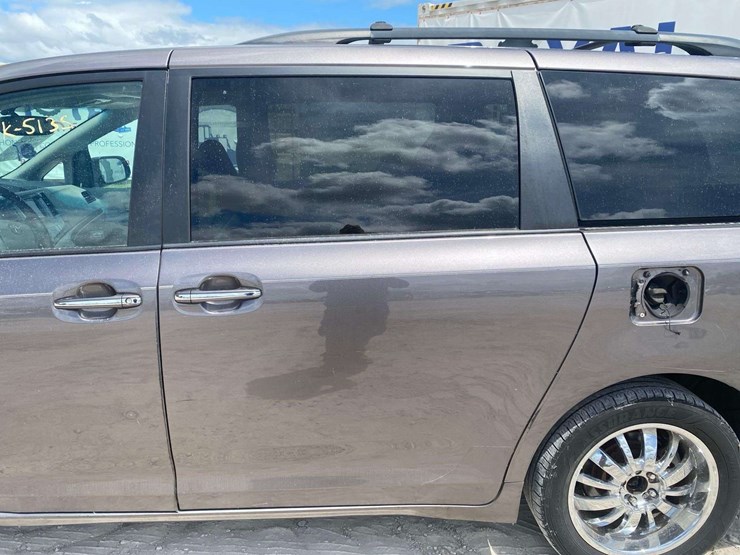 2011-toyota-sienna-image-23