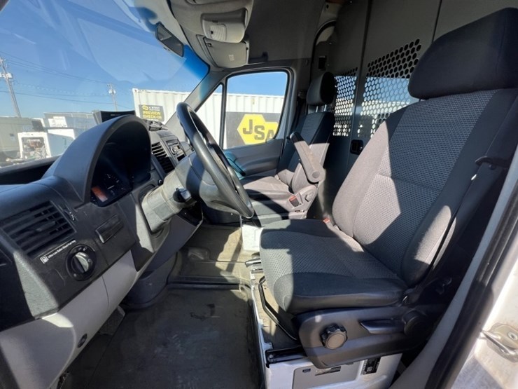 2013-freightliner-sprinter-2500-image-25