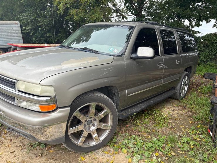 2001-chevrolet-suburban-image-1
