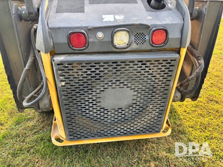 2010-deere-318d-image-26