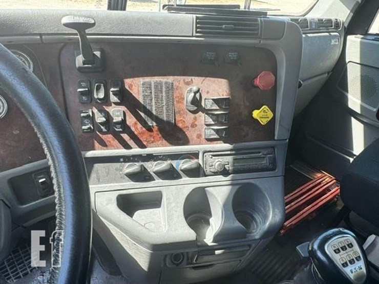 2015-freightliner-columbia-120-image-13