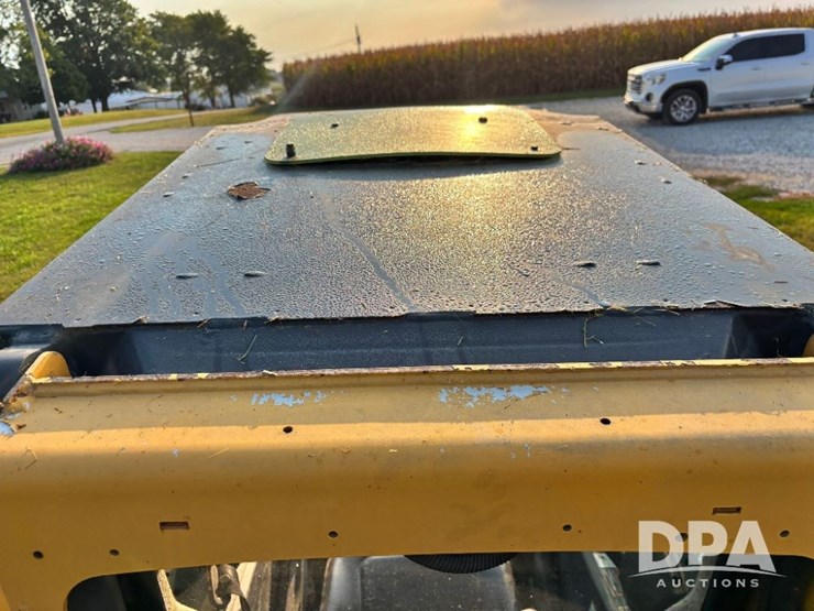 2010-deere-318d-image-24