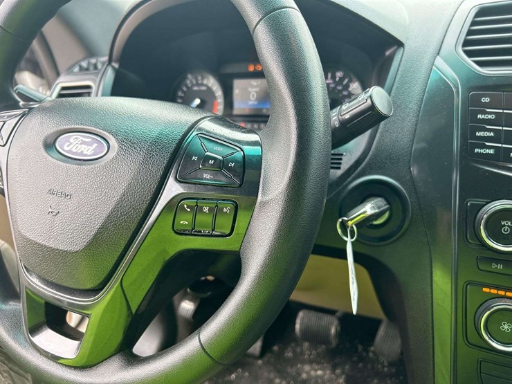 2016-ford-explorer-image-14