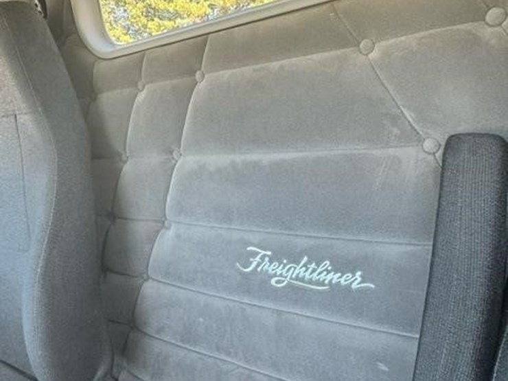 2015-freightliner-columbia-120-image-15