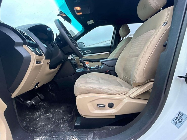 2016-ford-explorer-image-12