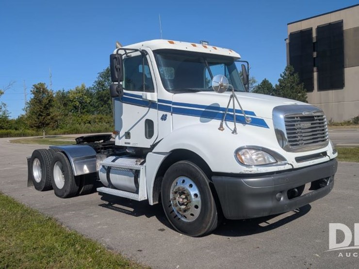 2003-freightliner-fld120-image-1