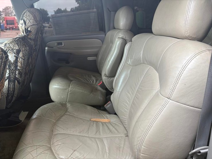 2001-chevrolet-suburban-image-12