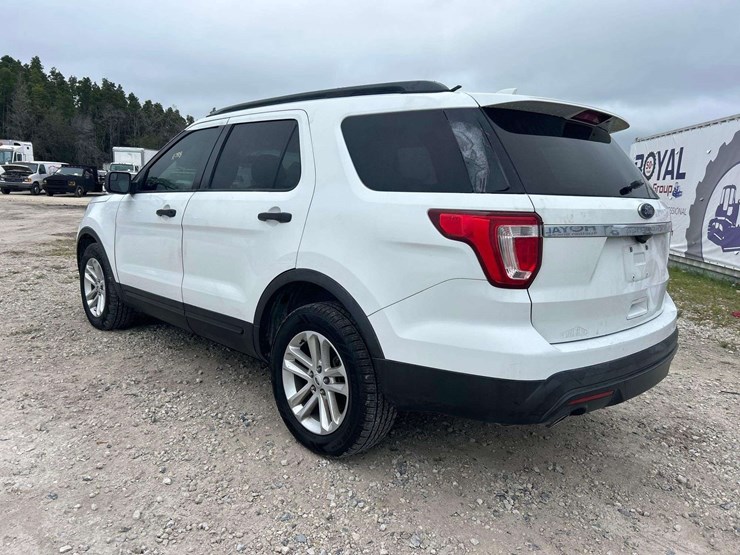 2016-ford-explorer-image-4