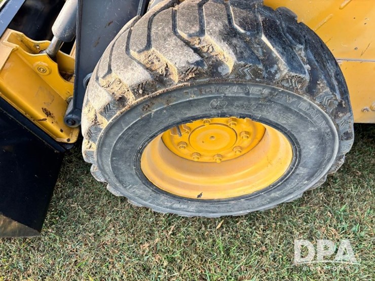 2010-deere-318d-image-19