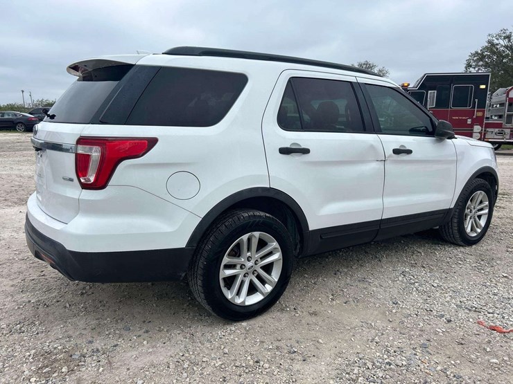 2016-ford-explorer-image-3