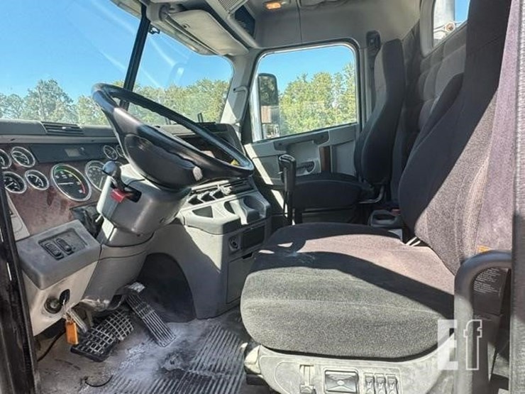 2015-freightliner-columbia-120-image-10