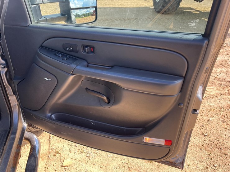 2005-chevrolet-silverado-2500-image-27