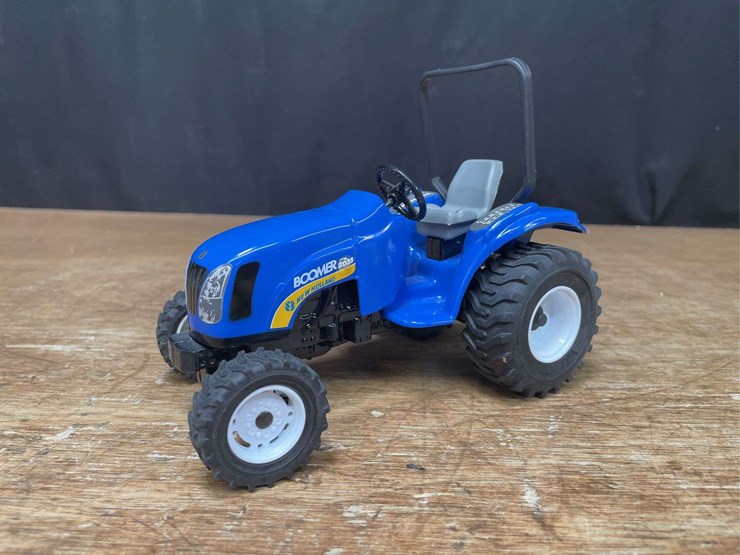new-holland-boomer-2035-image-2