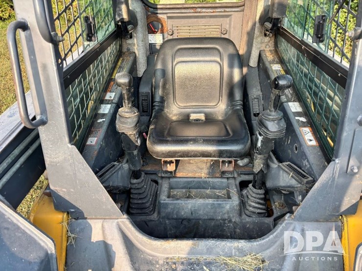 2010-deere-318d-image-17