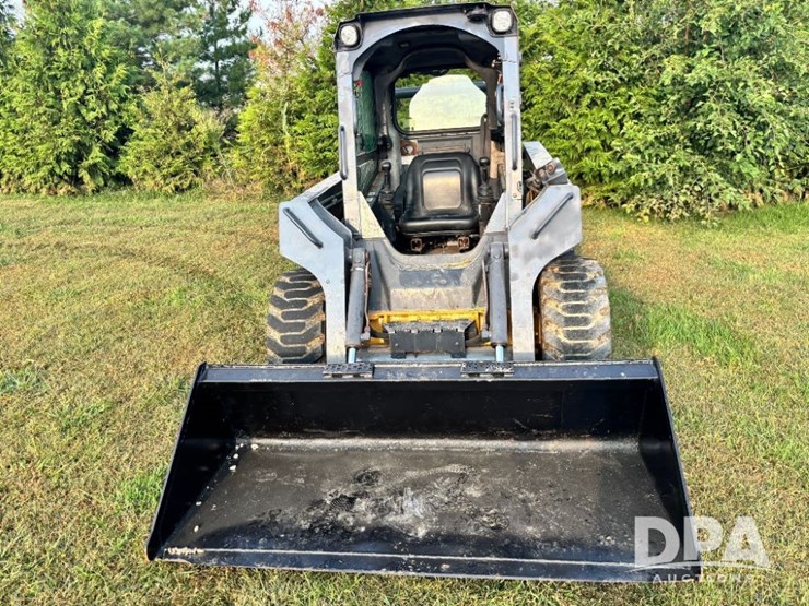 2010-deere-318d-image-3