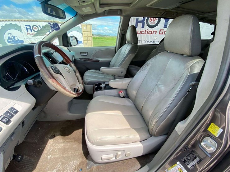 2011-toyota-sienna-image-12