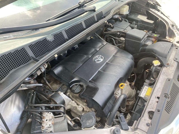 2011-toyota-sienna-image-8