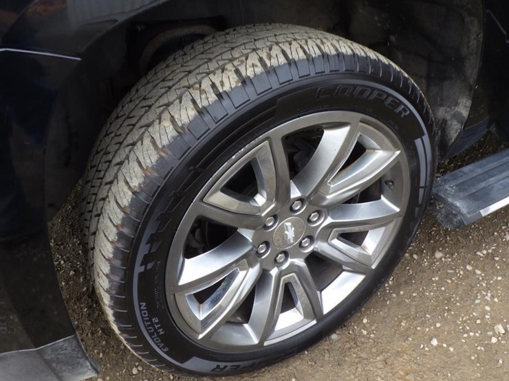 2015-chevrolet-suburban-image-13