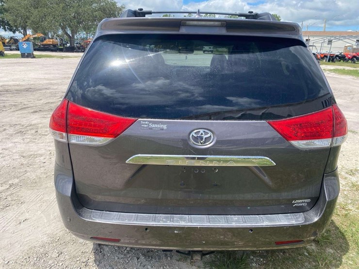 2011-toyota-sienna-image-26