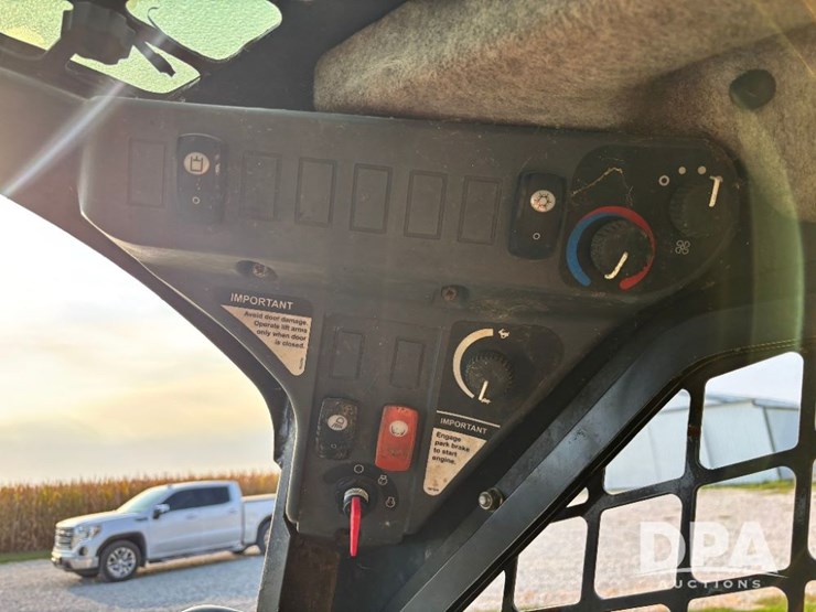 2010-deere-318d-image-35