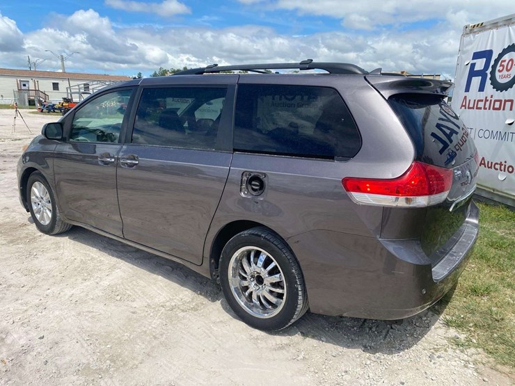 2011-toyota-sienna-image-4