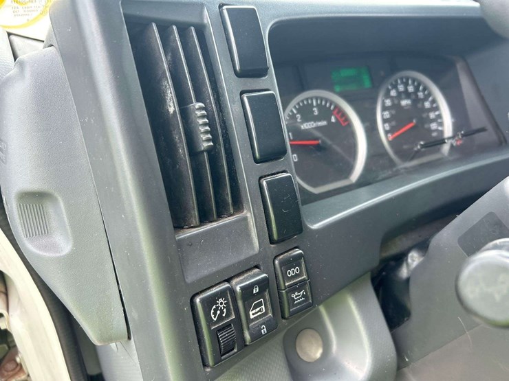 2016-isuzu-npr-image-13