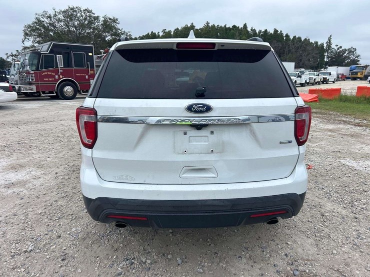 2016-ford-explorer-image-25