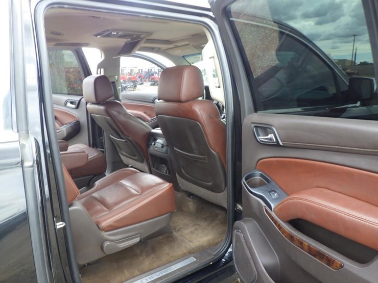 2015-chevrolet-suburban-image-8
