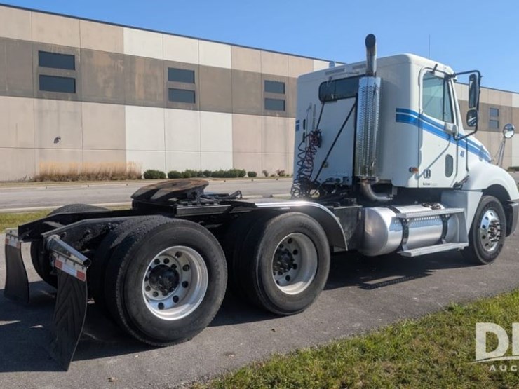 2003-freightliner-fld120-image-7