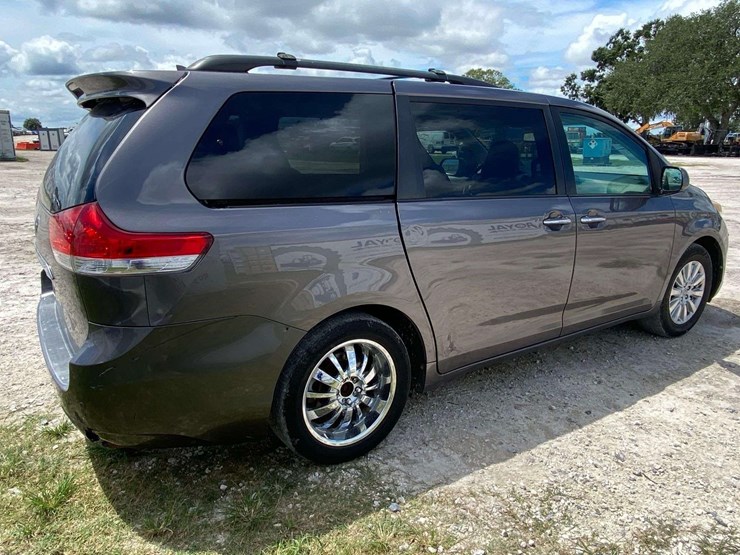 2011-toyota-sienna-image-3